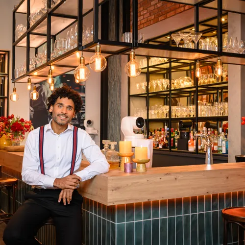 Jeremy is de nieuwe barman van First Dates: 'Ik hoop een vertrouwd gezicht te worden'