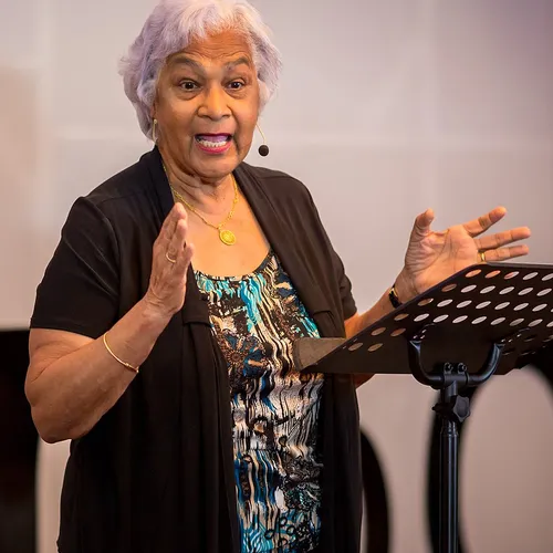 Welke rol speelt het slavernijverleden vandaag de dag, volgens Cynthia McLeod?