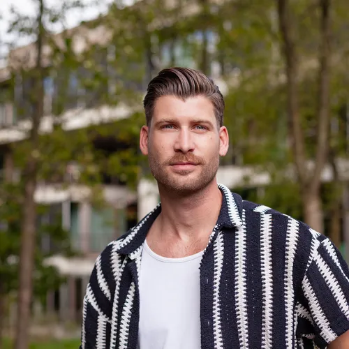 Afbeelding van Julien Kooij: 'Lief oud-klasgenootje, zou Reasons To Stay jou geholpen hebben?'