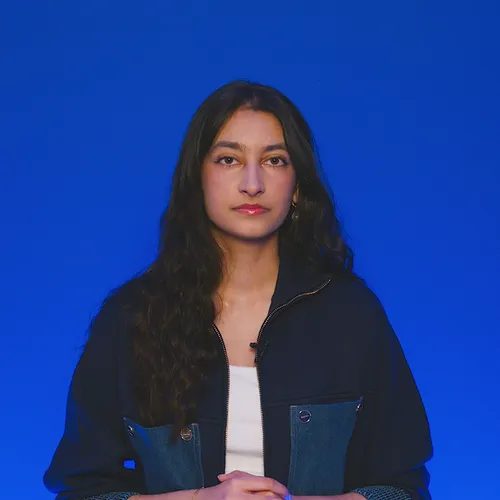 Elvira (18) groeit op tussen twee culturen: ‘In Nederland ben je buitenlander, in het land van je ouders Nederlander’