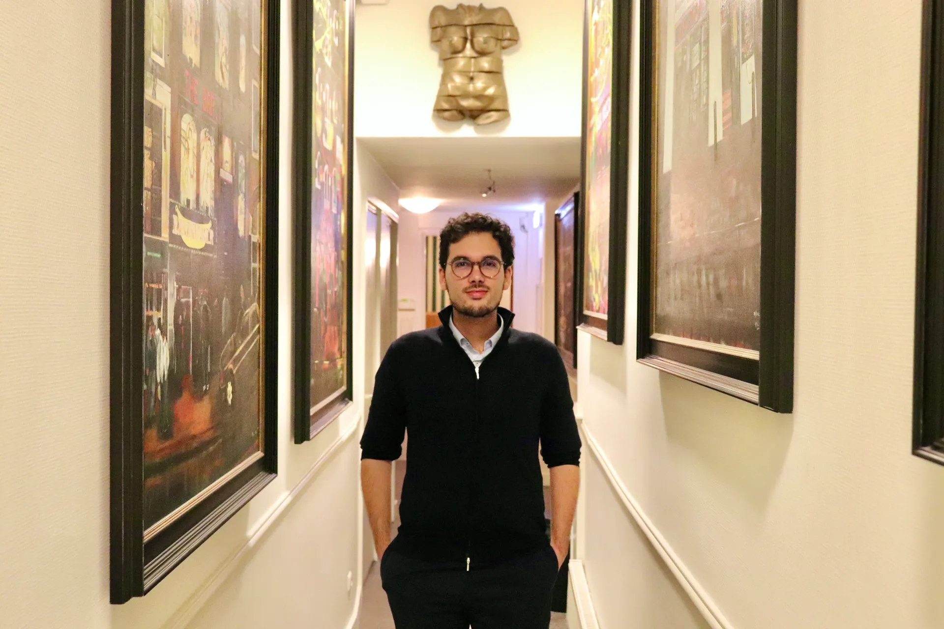 Afbeelding van Avond op de Wallen met Dylan (27), baas van Casa Rosso: ‘Je moet het een keer meegemaakt hebben'