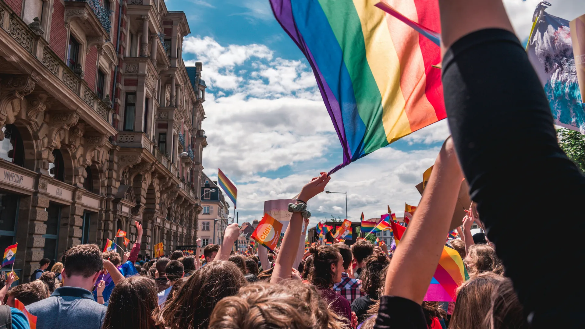 Hoe is de regenboogvlag ontstaan?