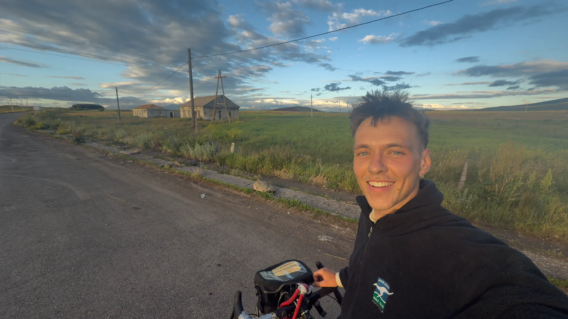 Seb fietst voor een wereld zonder grenzen van Nederland naar India