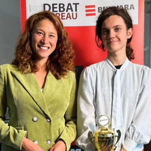 Emilia (18) wint met speech over transzorg de Impact Award: 'Iedere dag telt'