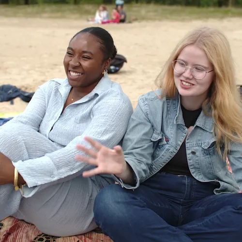 Afbeelding van Raïsha Zeegelaar: 'Ik hoop dat door dit programma de blik op de wereld en op andere mensen een stukje opener wordt' | 25 jaar Je Zal Het Maar Hebben