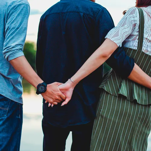 Wat is het verschil tussen polyamorie, een open relatie en swingen?