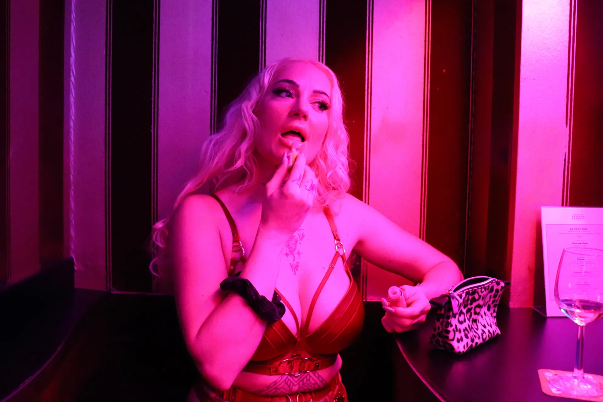 Afbeelding van Avond meelopen met stripteasedanseres Emmely: 'Ik kan niks verdienen, maar ook met de jackpot naar huis gaan'