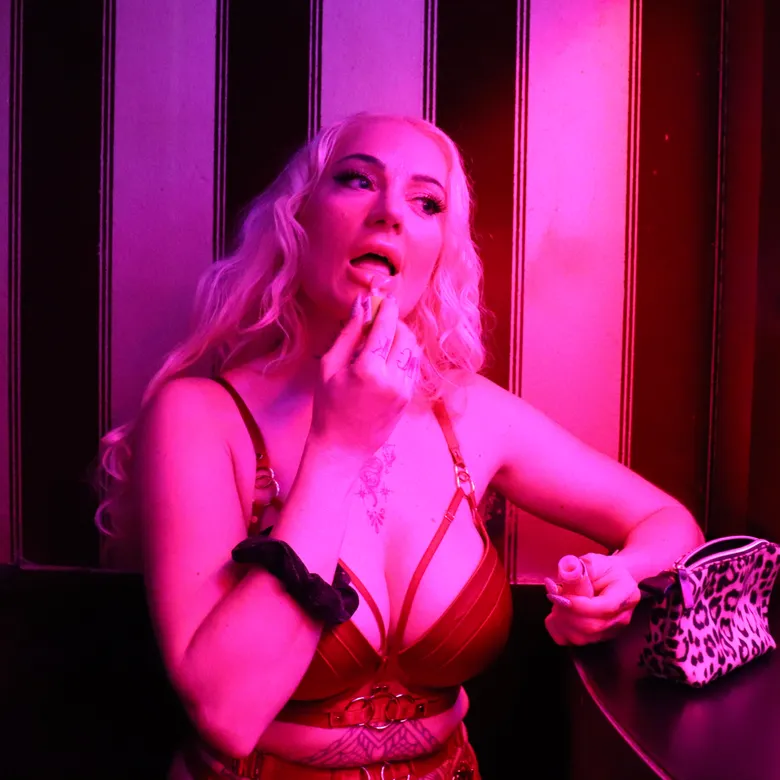 Afbeelding van Avond meelopen met stripteasedanseres Emmely: 'Ik kan niks verdienen, maar ook met de jackpot naar huis gaan'