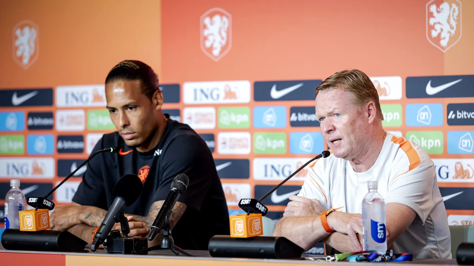 Bondscoach Ronald Koeman (r) en aanvoerder Virgil van Dijk tijdens een persconferentie van het Nederlands elftal