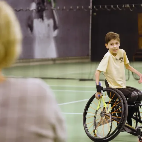 Afbeelding van Daan (15) heeft een onbekende spierziekte: 'Rolstoeltennis maakt me blij'