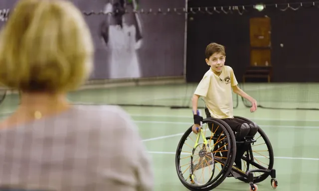 Afbeelding van Daan (15) heeft een onbekende spierziekte: 'Rolstoeltennis maakt me blij'