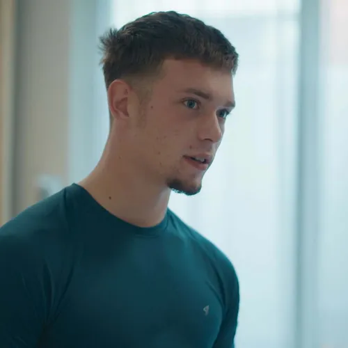 Nathan werkt in de zorg: 'Ik doe het omdat mijn moeder ook zo kan eindigen'