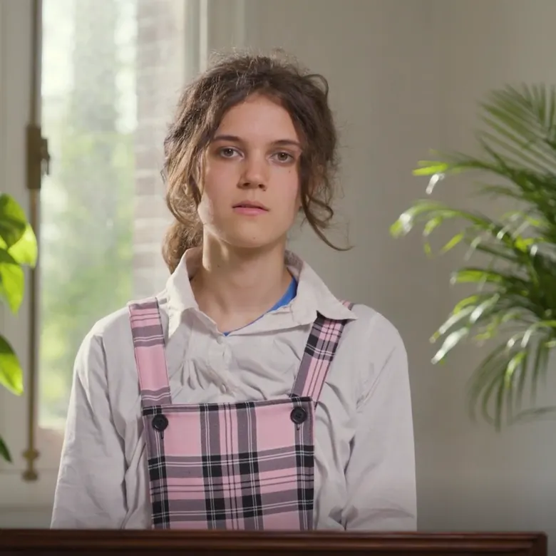 Afbeelding van Emilia (18) over de lange wachttijd in de transzorg: 'Je kunt niets tot je aan de beurt bent'