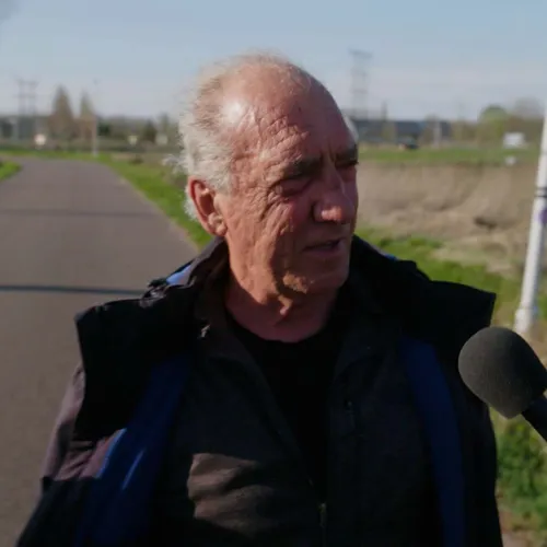 Van Roosmalen is bij een demonstratie over de komst van een azc: 'Wat moeten ze hier doen?'