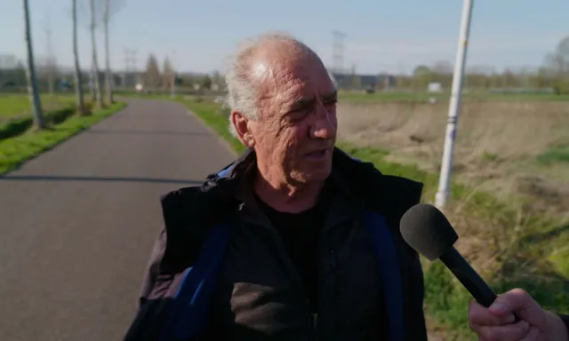 Afbeelding van Van Roosmalen is bij een demonstratie over de komst van een azc: 'Wat moeten ze hier doen?'