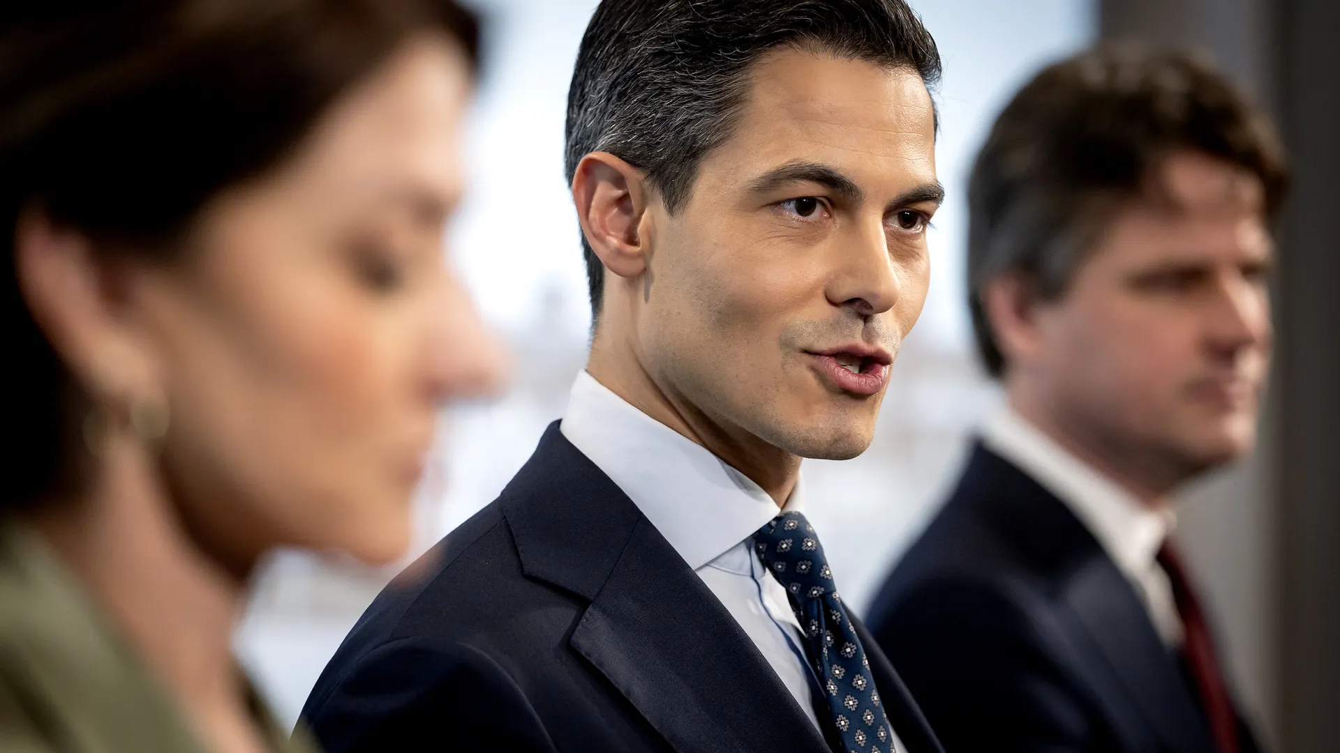 Fractievoorzitters Rob Jetten (D66), Henri Bontenbal (CDA) en Dilan Yesilgoz (VVD) tijdens het presenteren van hun coalitieakkoord in Nieuwspoort.