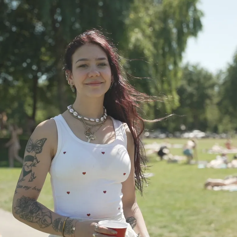 Afbeelding van Eliána (21) heeft vaginisme en incontinentie: 'Als ik voel dat ik moet plassen dan loopt het al'