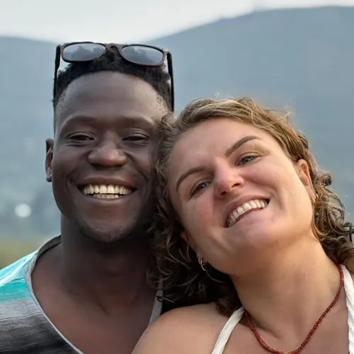 Afbeelding van Nathalie en Sadat reizen door Oeganda en Kenia: ‘We willen dit leven straks voortzetten met onze dochter’