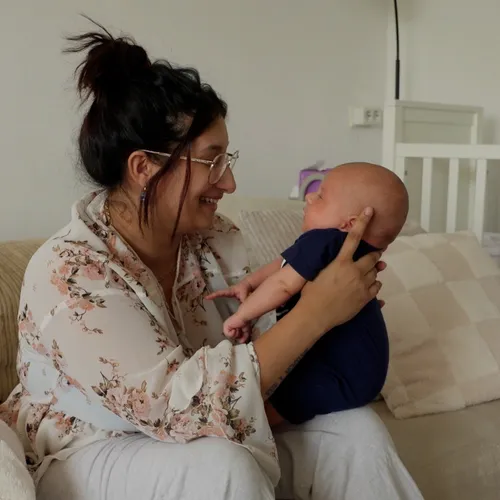 Vier Handen Op Eén Buik