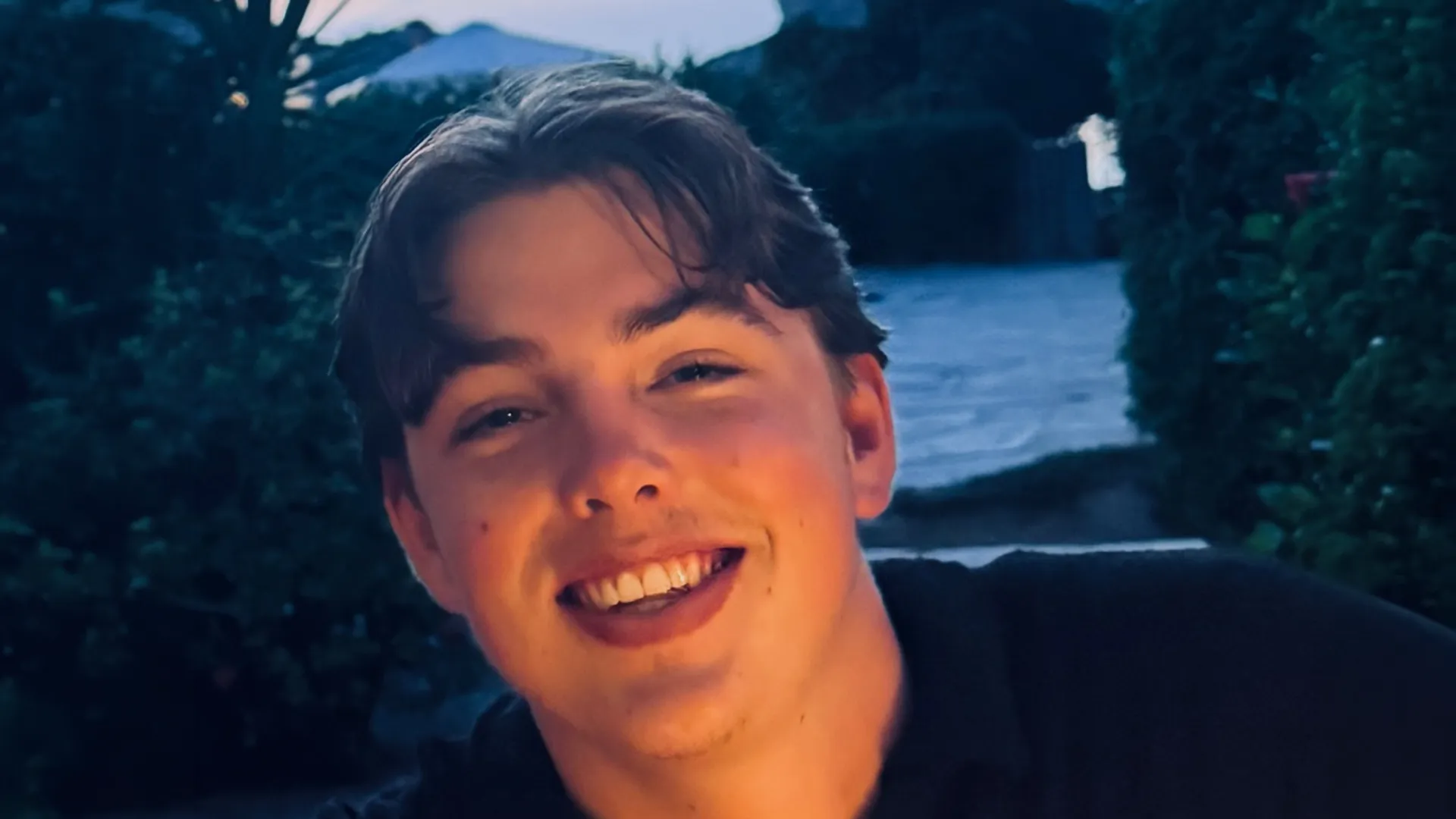 Sepp (18) fietste gesloten spoorovergang op en overleed | Van de wereld