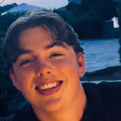Afbeelding van Sepp (18) fietste gesloten spoorovergang op en kwam om het leven: ‘Hij was altijd zichzelf’ | Van de wereld