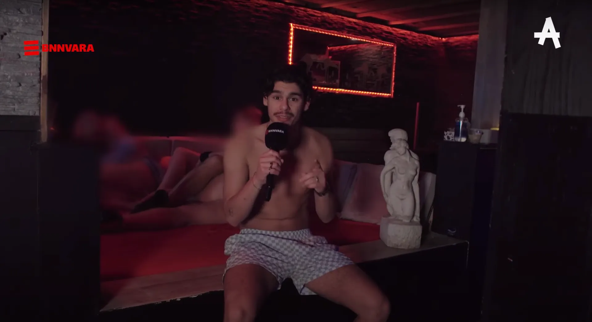 Afbeelding van Juan gaat naar een swingersclub: 'Oh, daar wordt gevingerd'