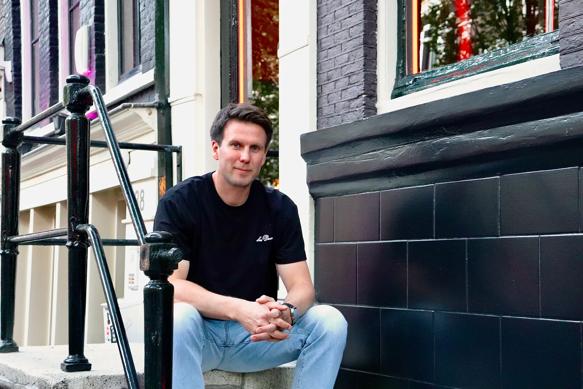 Afbeelding van Avond meelopen met Wallen-raamverhuurder Pim van Burk (40): 'Sekswerk is gewoon werk'