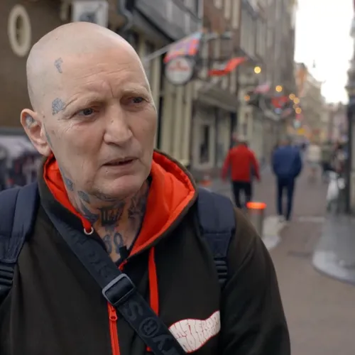 Tourgids Michel was heroïneverslaafd en dakloos op de Wallen: ‘Ik heb tien jaar van mijn leven vergooid’