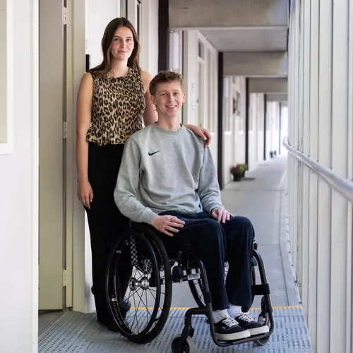 Afbeelding van Daan (24) belandt in een rolstoel en kan niet meer thuis wonen: ‘Ik moet alles opnieuw uitvinden’