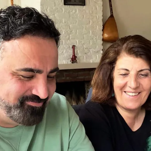 Afbeelding van Sinan Can interviewt zijn moeder: 'Ik wil met je praten, over je leven, je keuzes, je kracht'