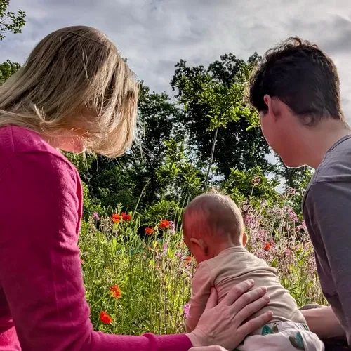 Jamie en Lotte voeden hun kind gendervrij op: ‘Wij zijn van mening dat dit voor elk kind het beste zou zijn’