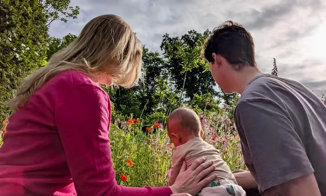Afbeelding van Jamie en Lotte voeden hun kind gendervrij op: ‘Wij zijn van mening dat dit voor elk kind het beste zou zijn’