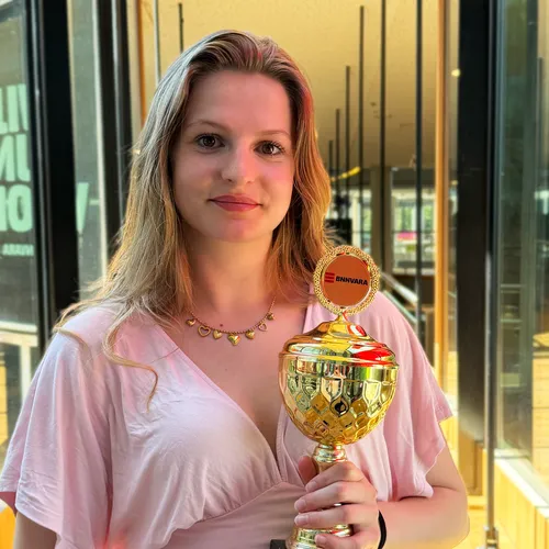 Sophia wint BNNVARA Impact Award 2026 met speech over seksisme: 'Ik had niet verwacht dat het zoveel mensen zou bereiken'