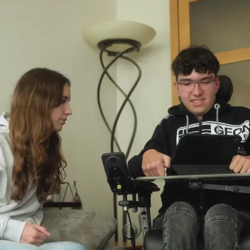 Matthijs (17) en Eline (13) hebben een spierziekte: 'Ik heb eigenlijk met bijna alles hulp nodig'