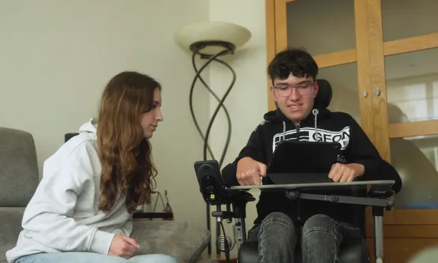 Afbeelding van Matthijs (17) en Eline (13) hebben een spierziekte: 'Ik heb eigenlijk met bijna alles hulp nodig'