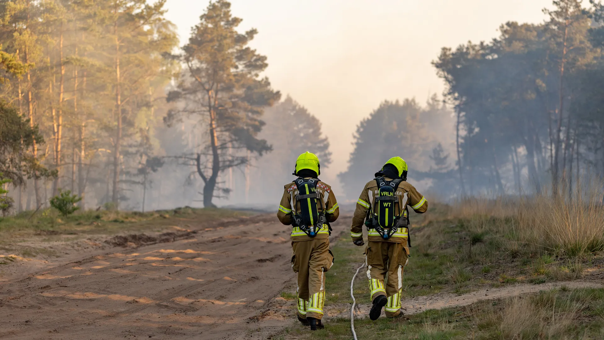 Brandweer bij de Weerterheide in Limburg waar een natuurbrand is uitgebroken. De brand woedt op een militair oefenterrein.
