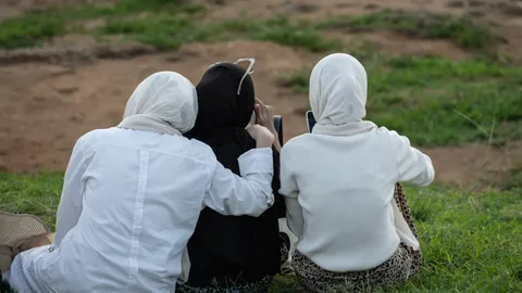 Jonge moslims voelen zich onveilig in Nederland: 'Opeenstapeling van nare  gebeurtenissen' - BNNVARA