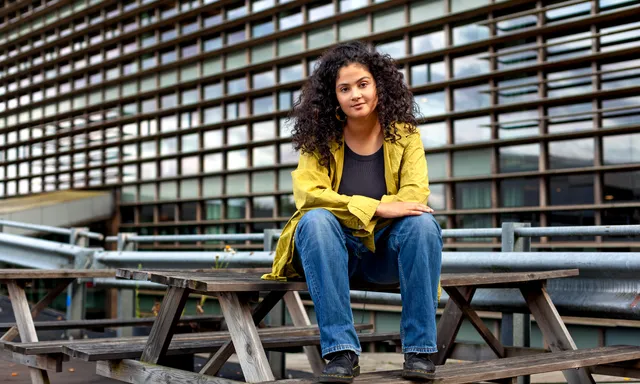 Afbeelding van Amal Maatoug over friction-maxxing: 'We willen zo graag gepamperd worden en grote bedrijven spelen daar feilloos op in'