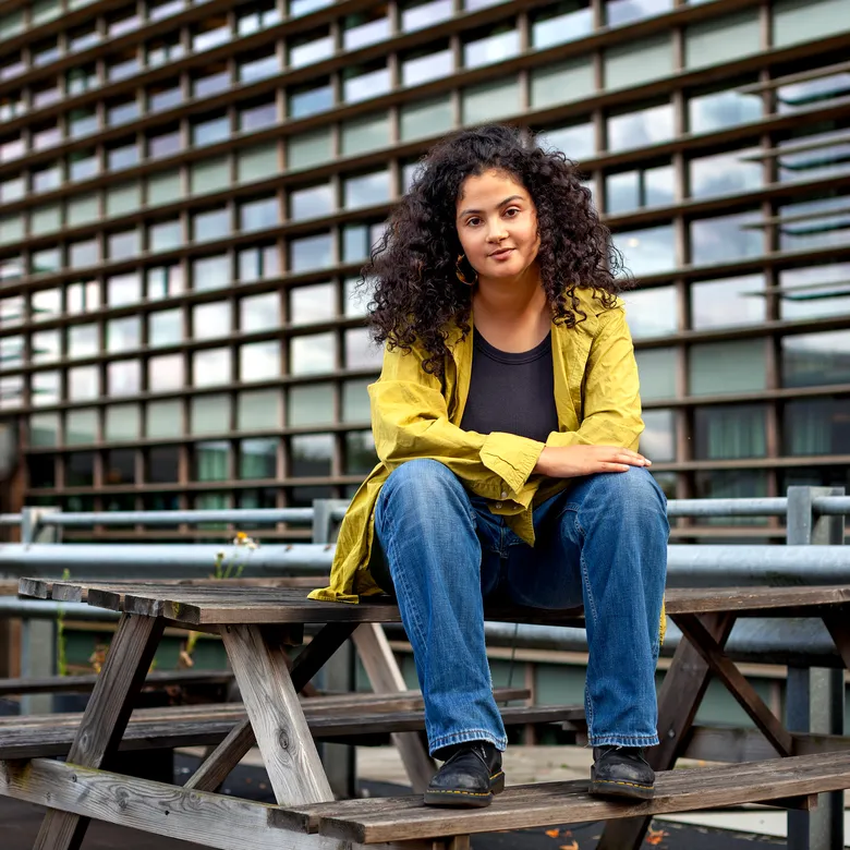 Afbeelding van Amal Maatoug over friction-maxxing: 'We willen zo graag gepamperd worden en grote bedrijven spelen daar feilloos op in'