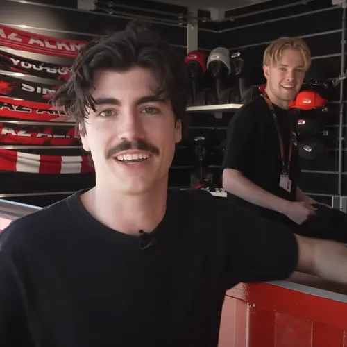 Afbeelding van Max wordt fan van AZ: 'Er mag meer gezongen worden'