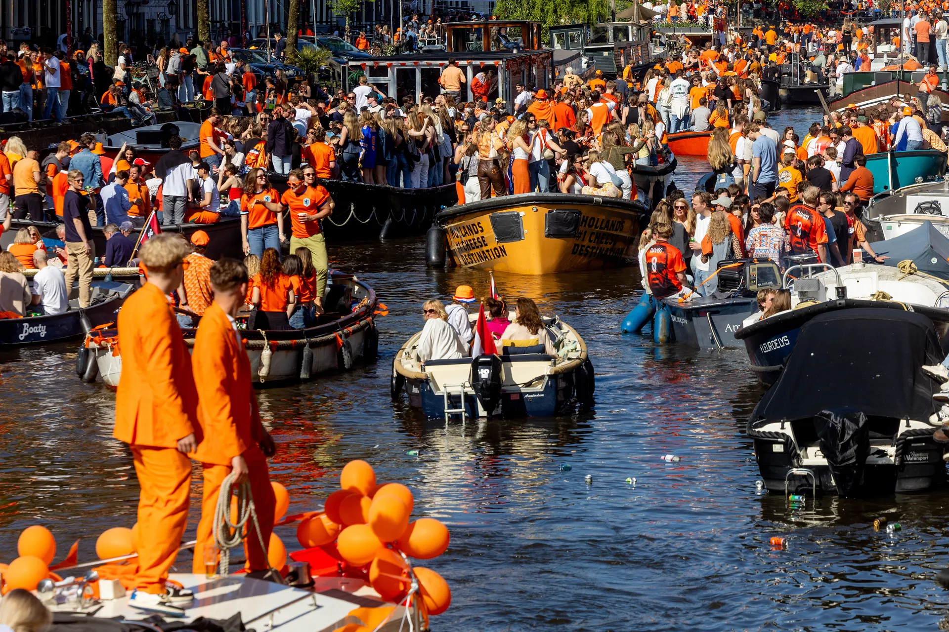 Afbeelding van Koningsdag-video Amsterdam: ben je als omstander verplicht om in te grijpen?