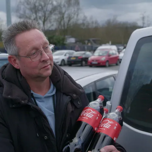 Afbeelding van Van Roosmalen spreekt Nederlanders bij de supermarkt in Duitsland: 'Voor deze prijzen kan ik best wat inslaan'