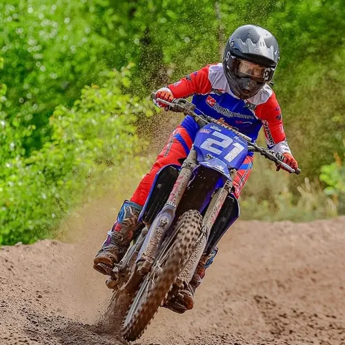 Kaylee van Dam (23) is motorcrosser: ‘Als ik een jongen inhaal, vinden ze dat niet leuk’