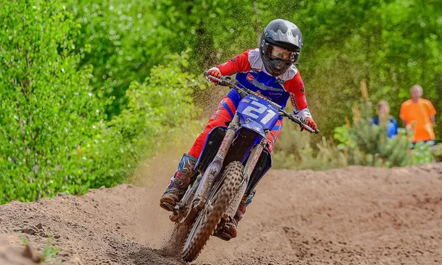 Afbeelding van Kaylee van Dam (23) is motorcrosser: ‘Als ik een jongen inhaal, vinden ze dat niet leuk’