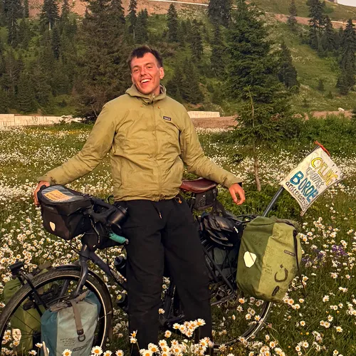 Afbeelding van Seb fietst voor een wereld zonder grenzen van Nederland naar India