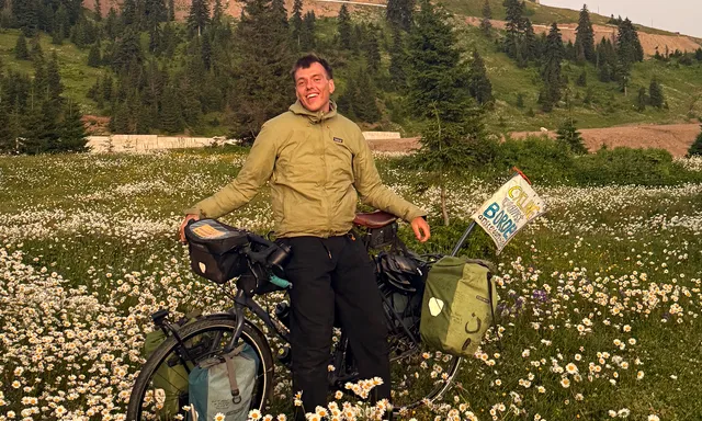 Afbeelding van Seb fietst voor een wereld zonder grenzen van Nederland naar India
