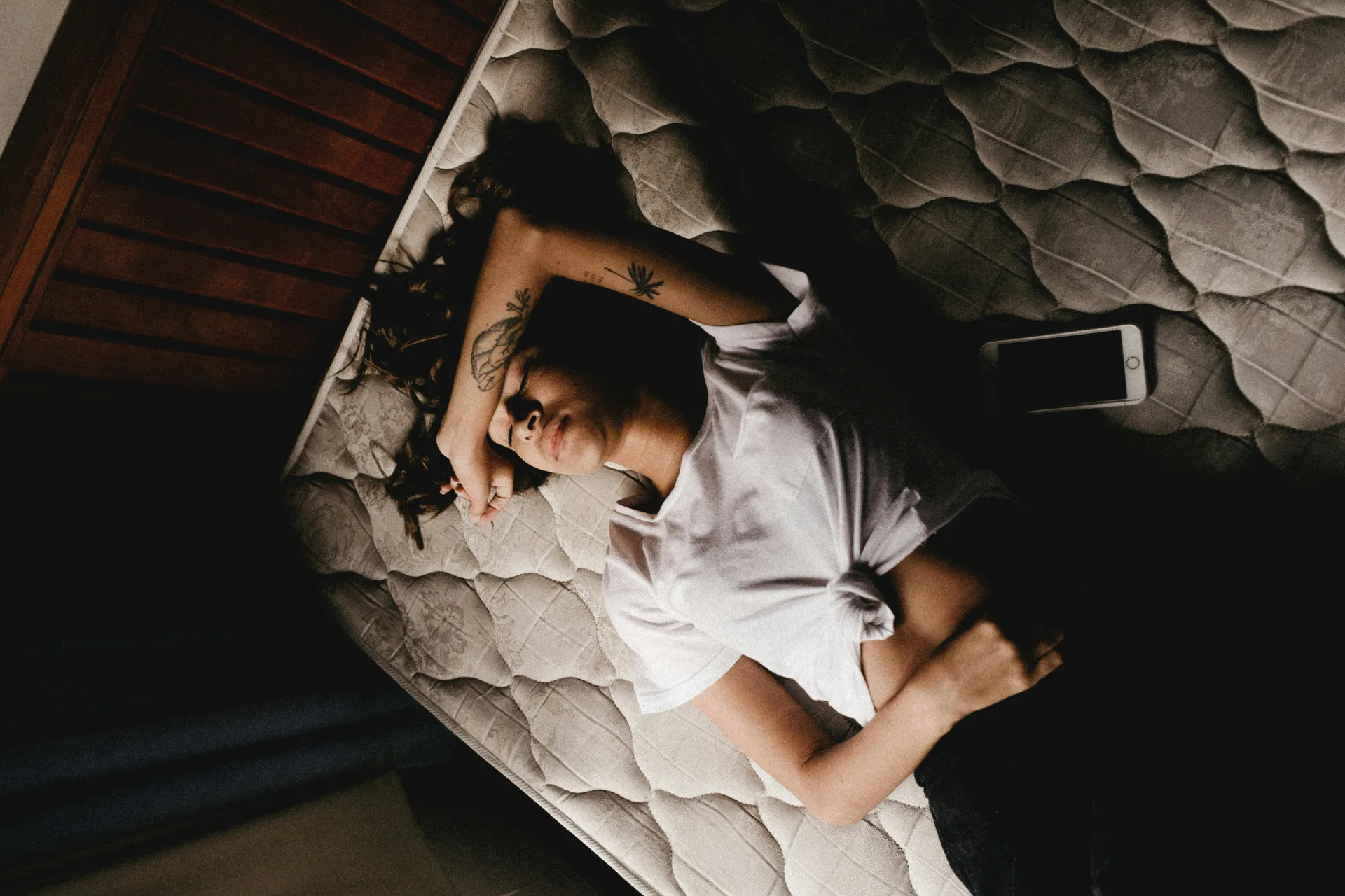 Afbeelding van Jurney heeft endometriose: 'Soms durf ik mijn huis niet uit door de pijn'