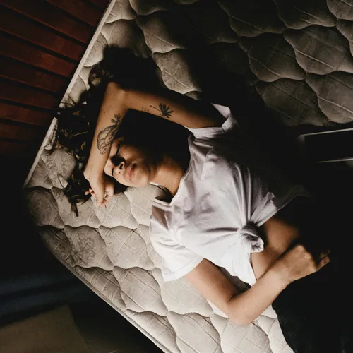 Afbeelding van Jurney heeft endometriose: 'Soms durf ik mijn huis niet uit door de pijn'