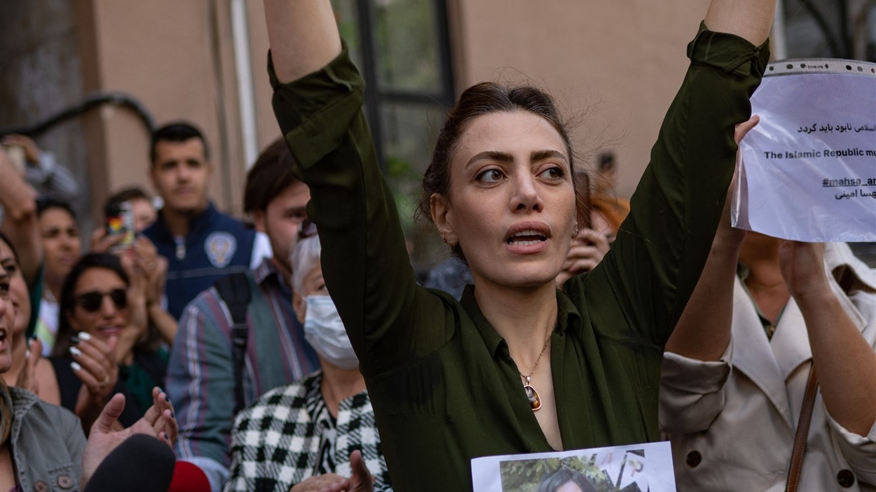Nasibe Samsaei knipt haar haar af voor het Iraanse consulaat in Turkije, deze foto werd gemaakt op 21 September 2022 in Istanbul Turkije