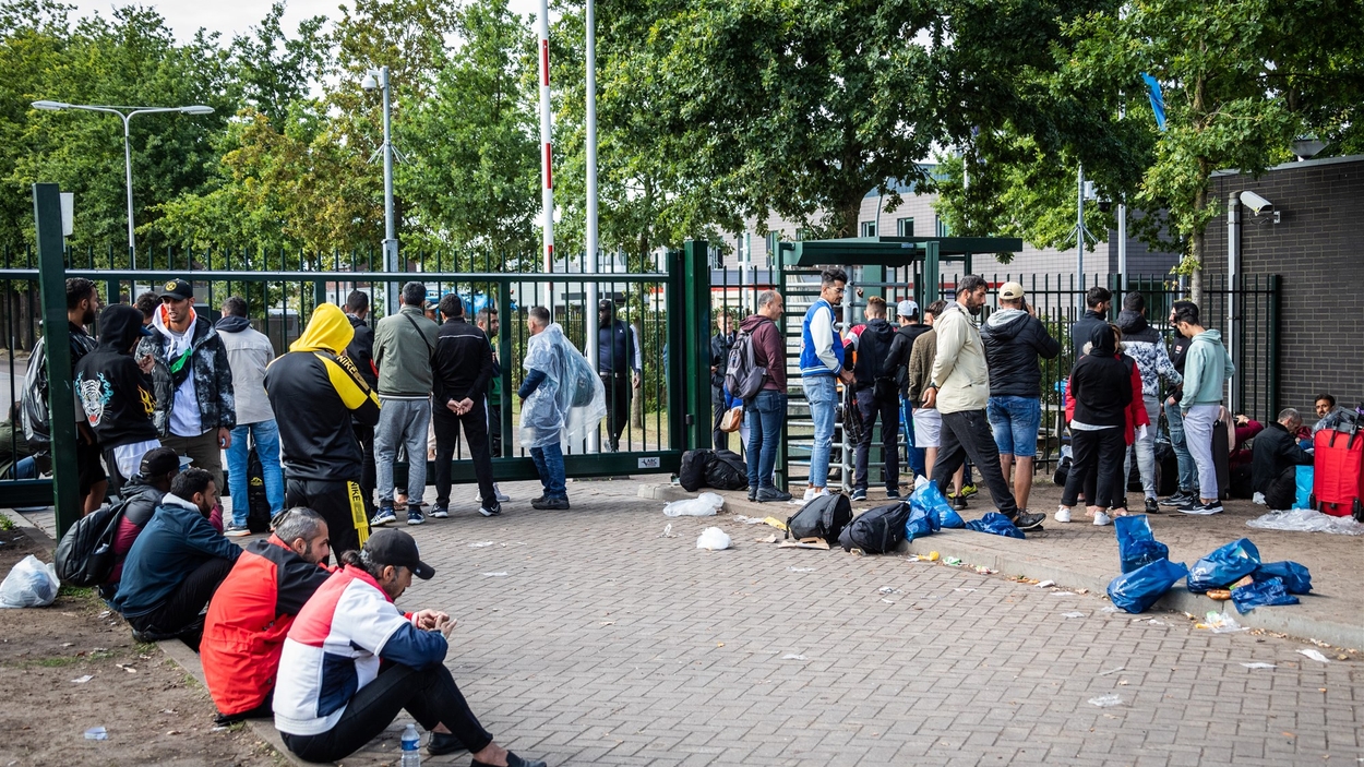 150 vluchtelingen voor de poort bij het AZC in Ter Apel, 15 September 2022